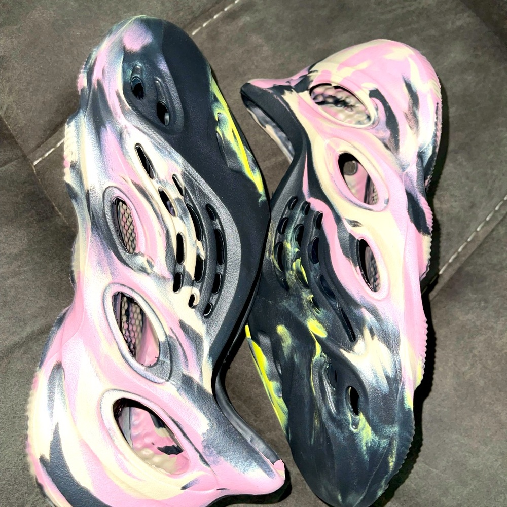 Yeezy foam runner MX carbon sz 7 mens